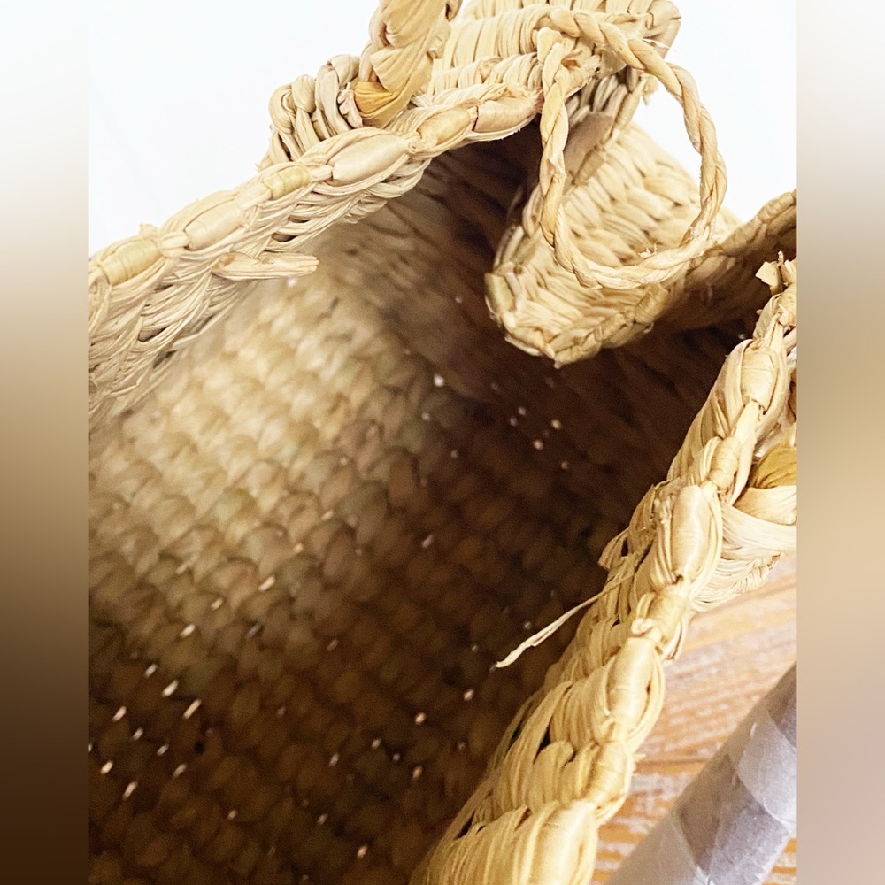 NWT Nasty Gal Handmade Ratan Handbag with Seashell & Tassle Details - Picture 9 of 10